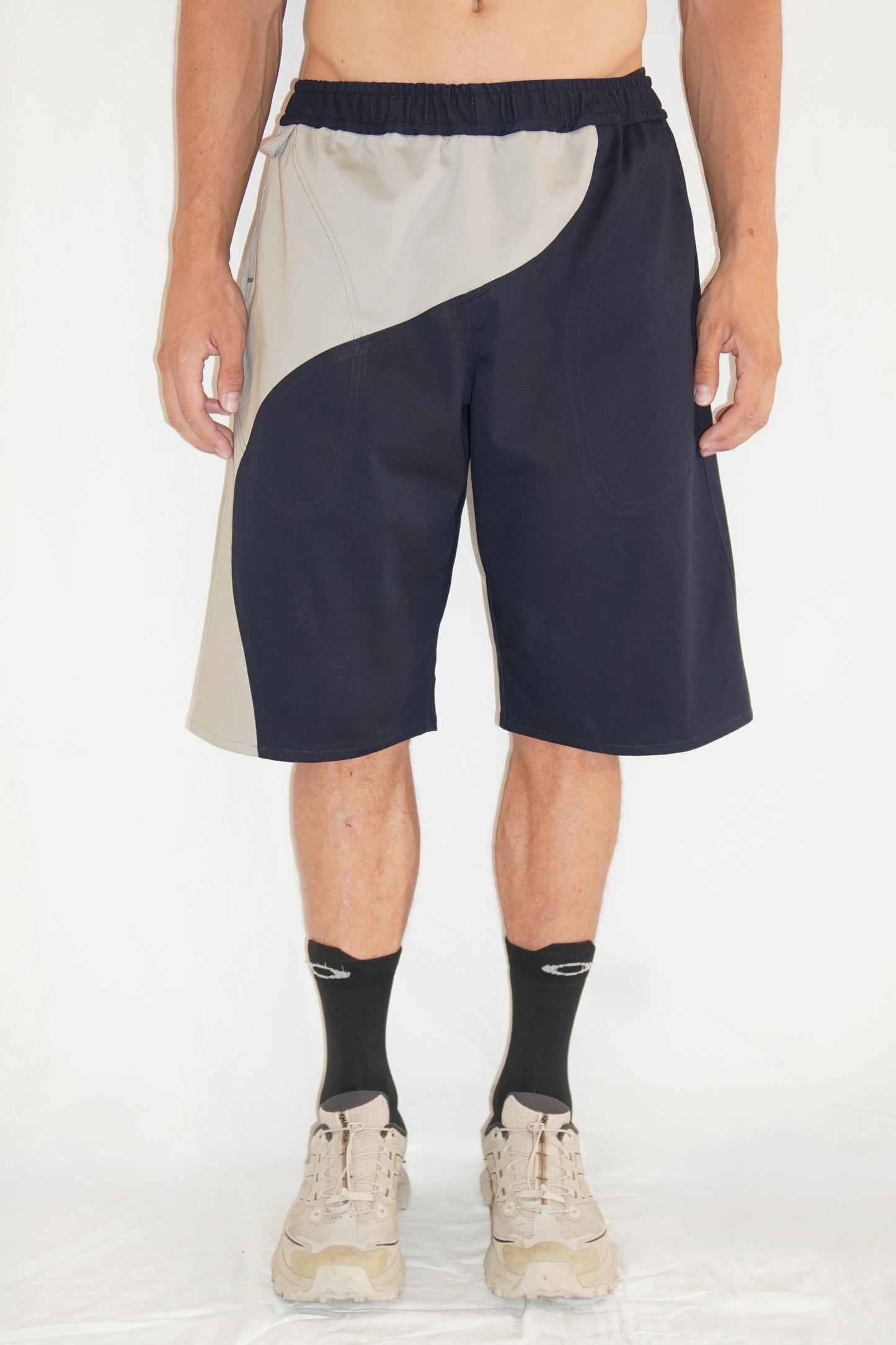 Zoomies Bermuda in Navy / Beige