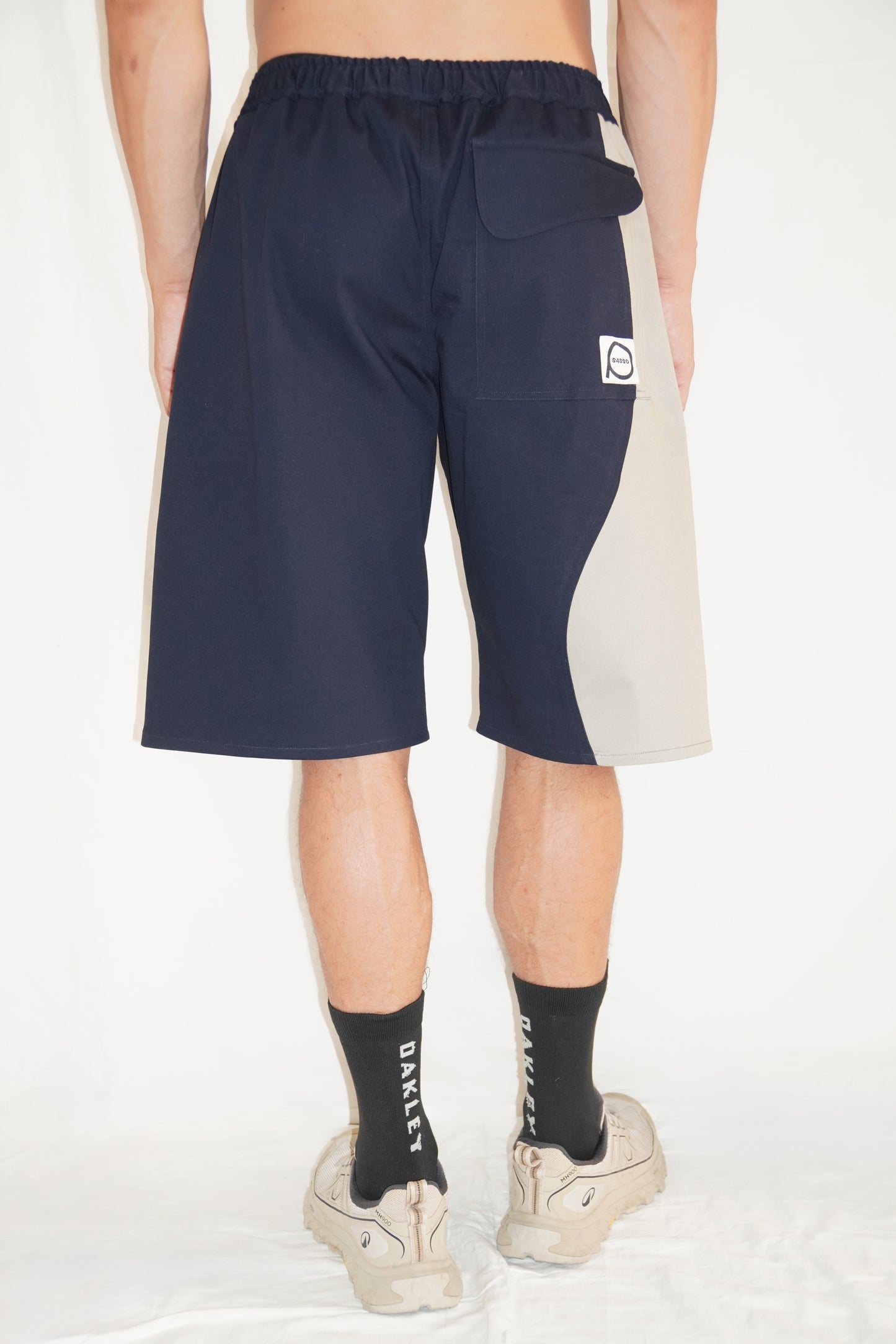 Zoomies Bermuda in Navy / Beige