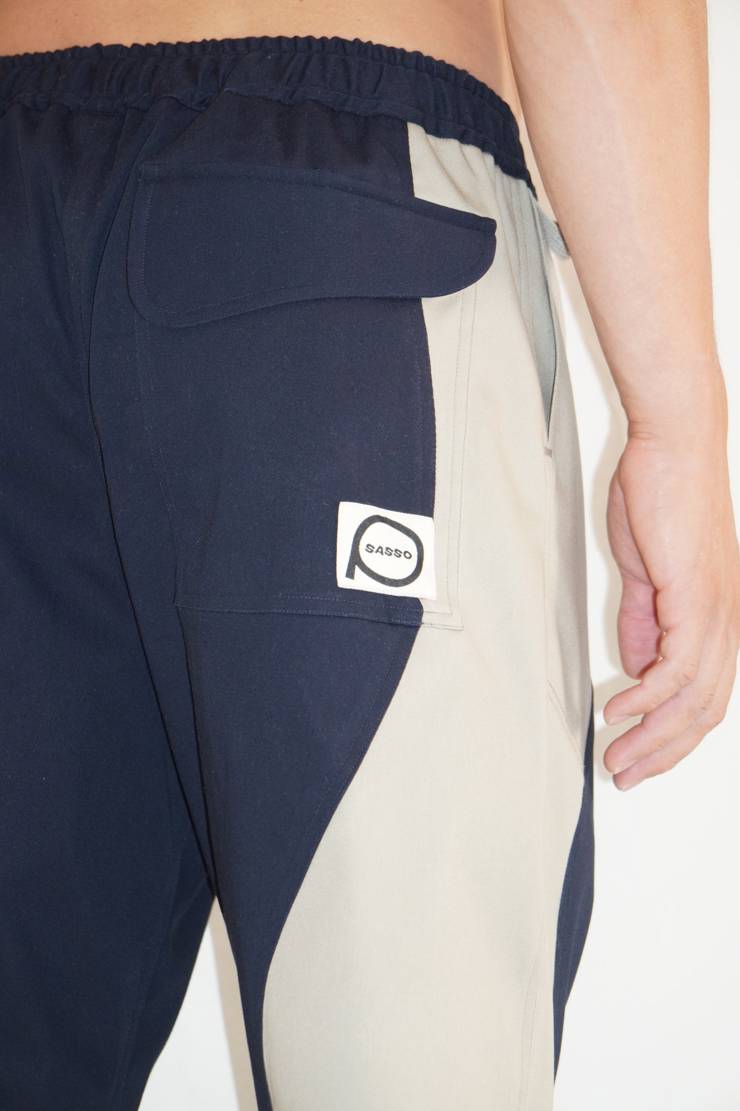 Zoomies Bermuda in Navy / Beige