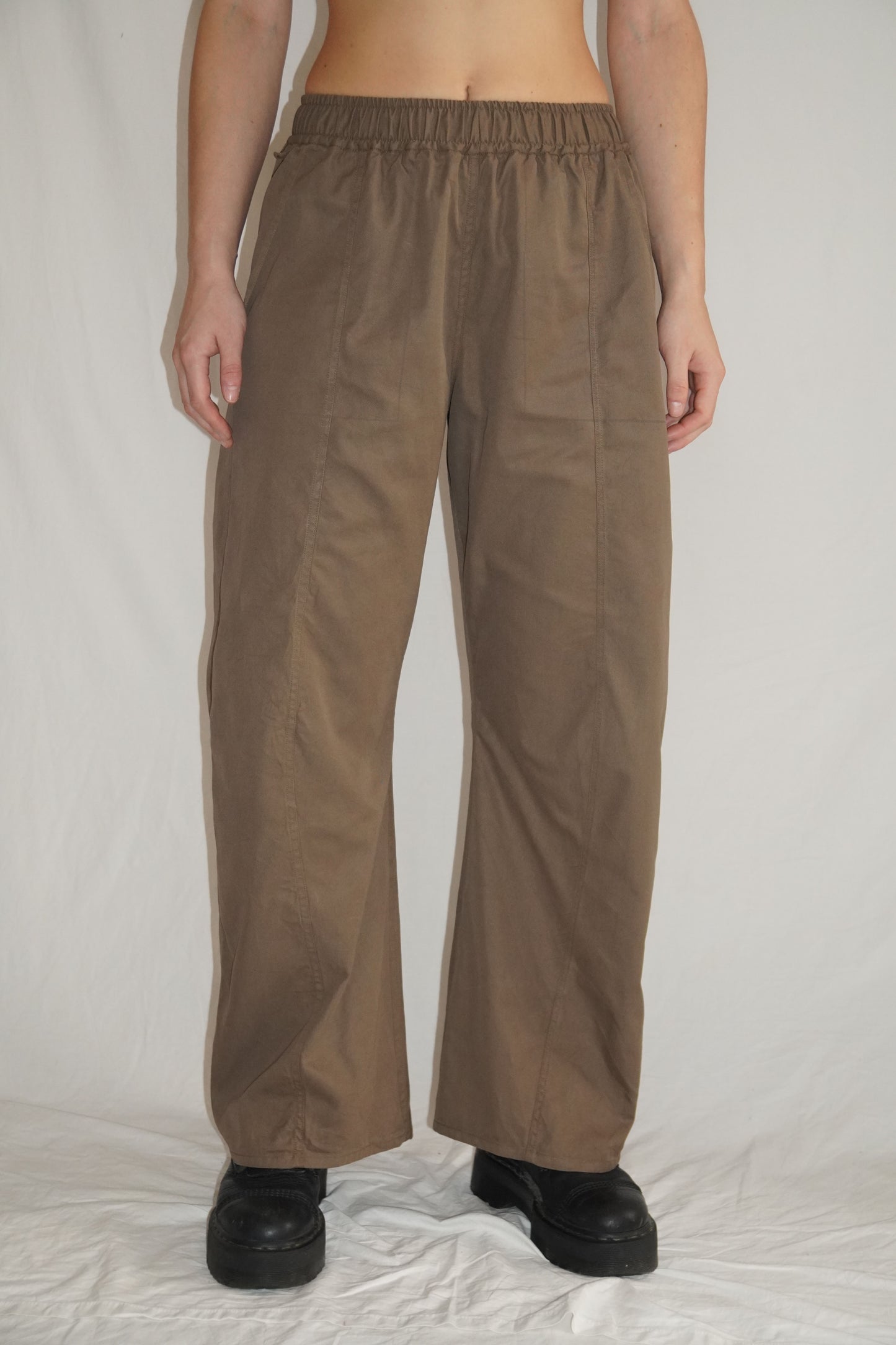 Jumbo Barrel Pants in Khaki