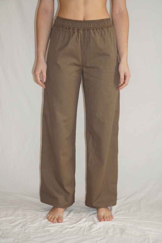 The Doctor Straight Pants in Khaki