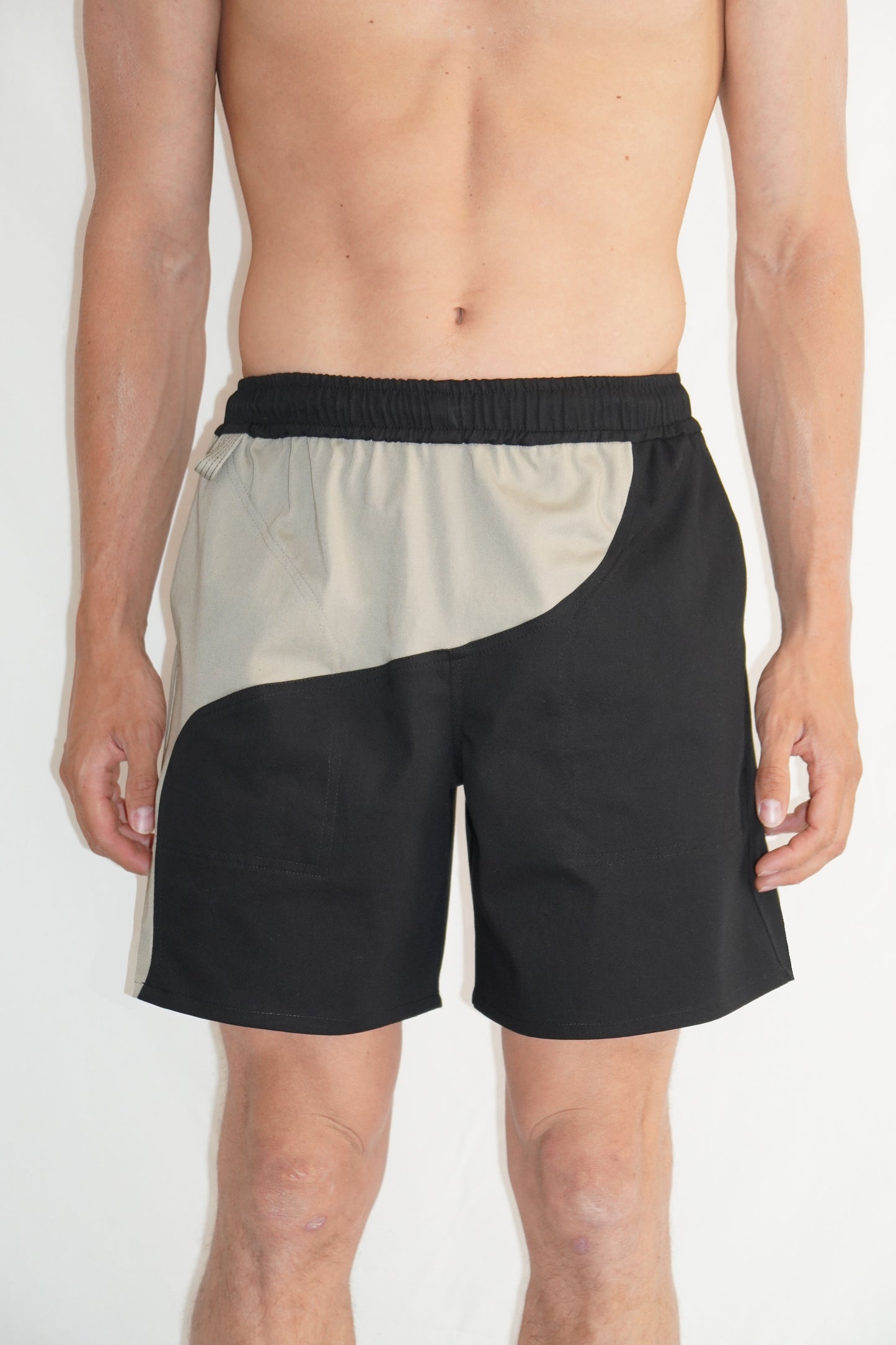 Zoomies Shorts in Black / Beige